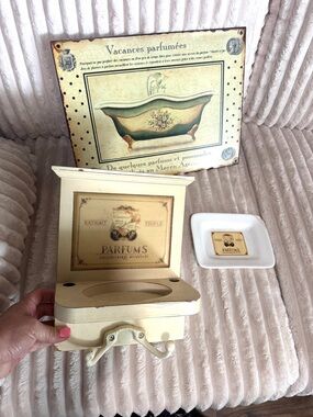 Vintage Parfums Decorative Wall Hook Box in Cream